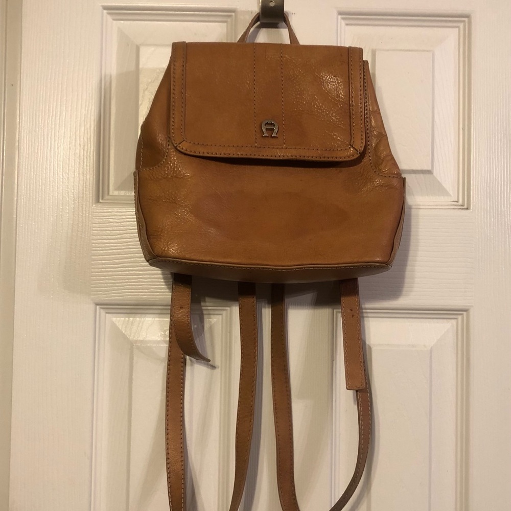 Women’s Classic Book Bag Style Pocketbook